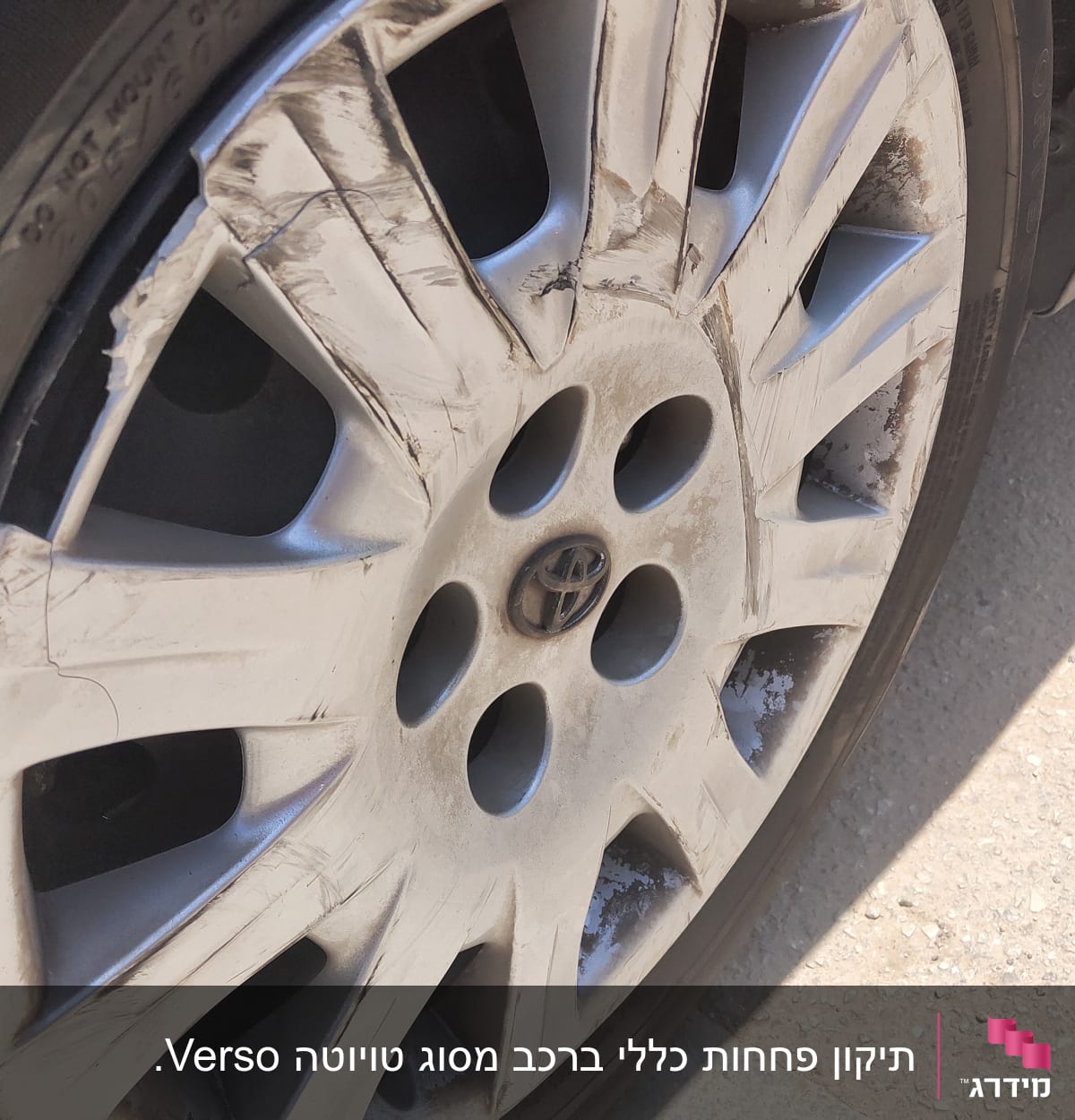 גלגל רכב עם סימני שריטות ונזק קל